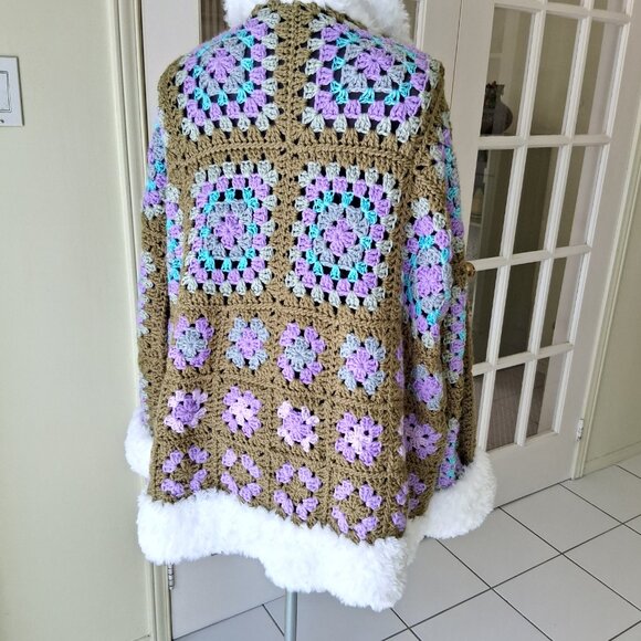 Granny Square Sweater with Fluffy Fur L/XL - Picture 9 of 10